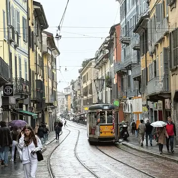 Corso di Porta Ticinese, ulica prowadząca od Porta Ticinese do Bazyliki św. Eustorgiusza w Mediolanie. Wzdłuż ulicy znajdują się ślady starożytnej historii miasta, między innymi Colonne di San Lorenzo Corso di Porta Ticinese, ulica prowadząca od Porta Ticinese do Bazyliki św. Eustorgiusza w Mediolanie. Wzdłuż ulicy znajdują się ślady starożytnej historii miasta, między innymi Colonne di San Lorenzo
