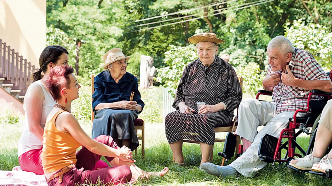 Piknik z seniorami z doku opieki społecznej. Fot. Marcin Kiedio