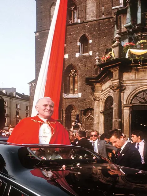 Jan Paweł II uczył odnajdywania sensu życia człowieka nie poza historią, ale tylko wewnątrz niej. Fot. "pamięć i tożsamość"Jan Morek_PAI_PAP