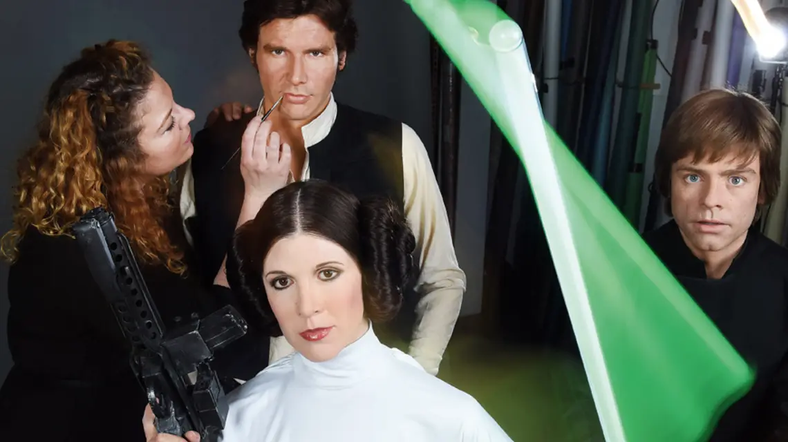Woskowe figury bohaterów filmu Gwiezdne wojny: Han Solo (drugi z lewej), księżniczka Leia (w środku) i Luke Skywalker, przygotowane Ninę Kristin-Zerbę (z lewej) / fot. PAP
