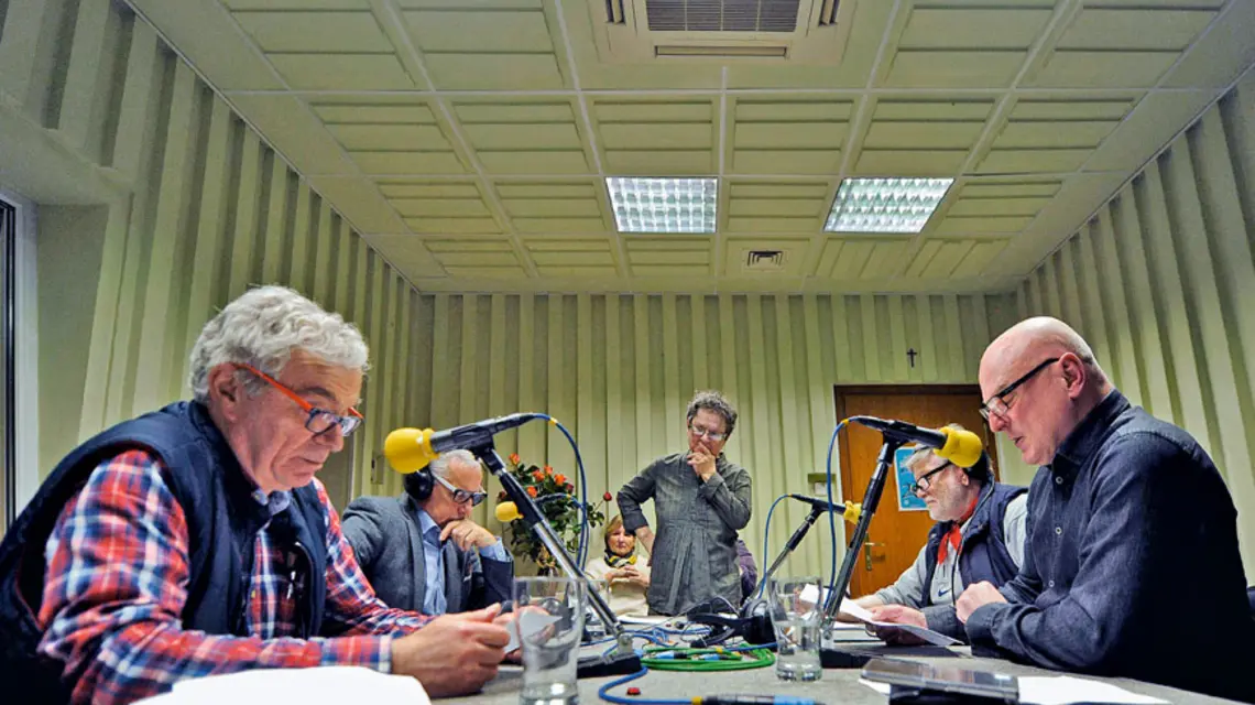 Mnich proponuje Mieszkowi, aby poszukał pomocy u Boga. Otwiera Pismo Święte i w usłyszanych fragmentach odczytuje Bożą odpowiedź na swoje obawy. Fot. R.Woźniak/PK