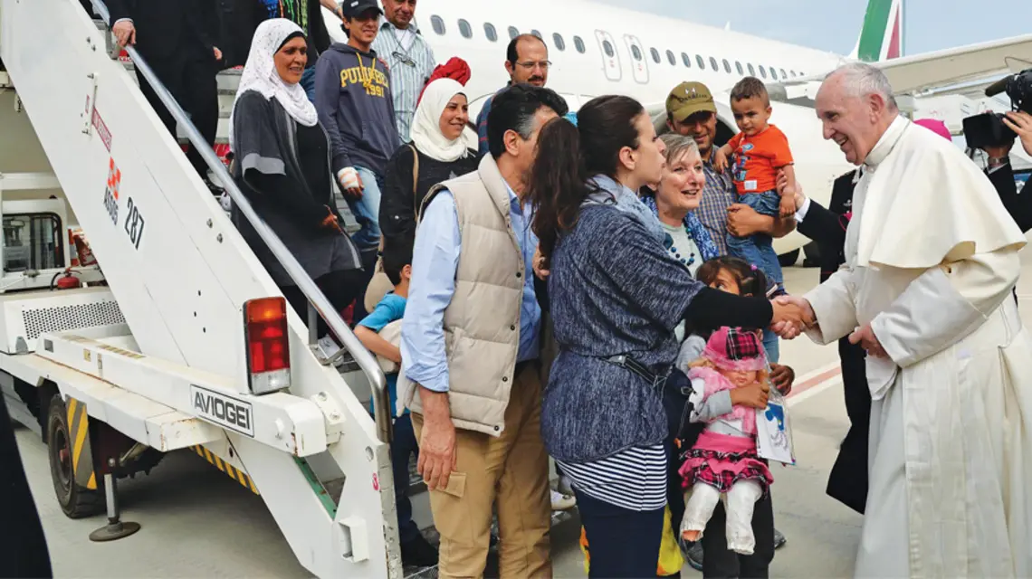 Daniela Pompei (druga z lewej) pomaga uchodźcom z Syrii, zaproszonym przez papieża Franciszka do Watykanu / fot. PAP