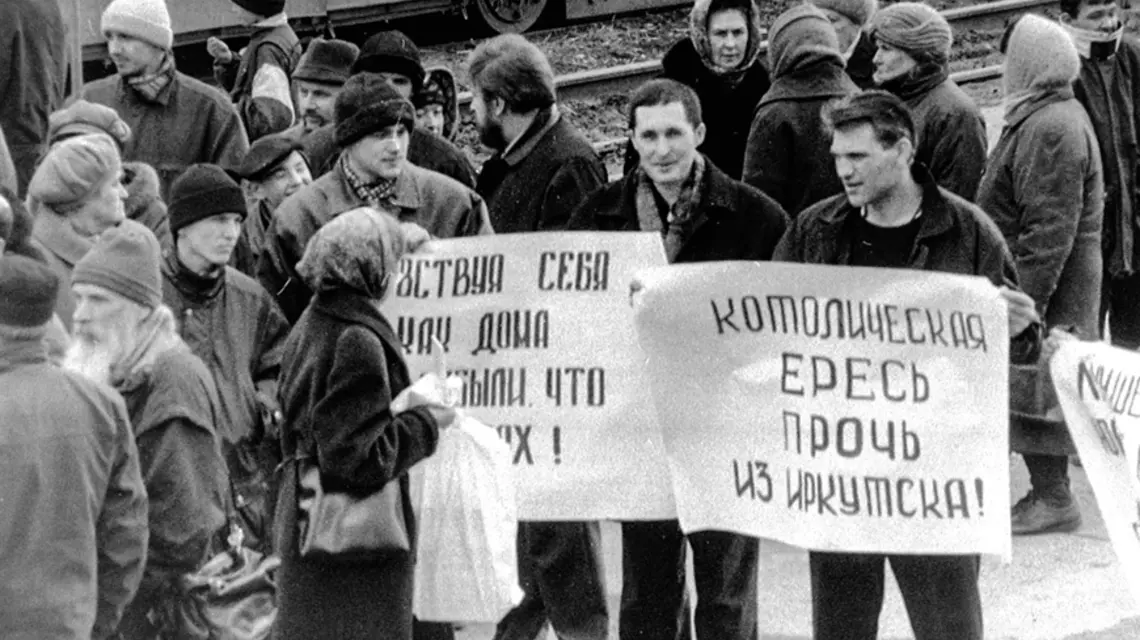 Demonstracja 21 kwietnia 2002 r. w Irkucku zwolenników cerkwi prawosławnej przeciwko katolikom w Rosji / fot. W. Grigoriew / Reporter
