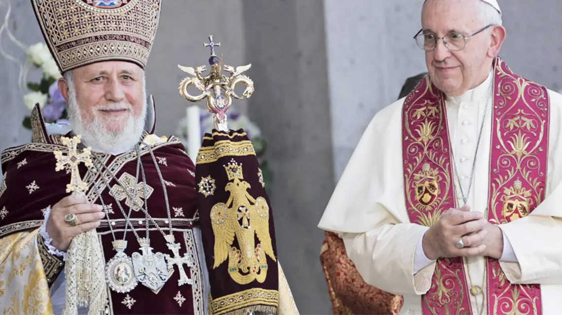 Owocem papieskiej pielgrzymki jest deklaracja podpisana przez Franciszka i katolikosa Karekina II, w której proszą przywódców narodów o wysłuchanie prośby milionów ludziFot. MAURIZIO BRAMBATTI/epa_pap