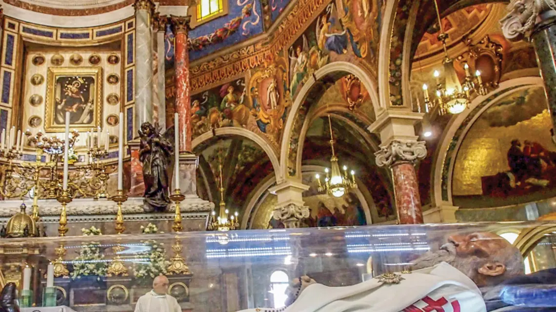 Fot. Archiwum Wydawnictwa Rosemaria. Ciało założyciela nowych Pompejów bł. Bartolo Longo jest przechowywane w szklanej trumnie w sanktuarium Matki Bożej Różańcowej.