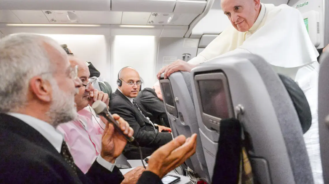 Papież Franciszek z dziennikarzami / fot. PAP