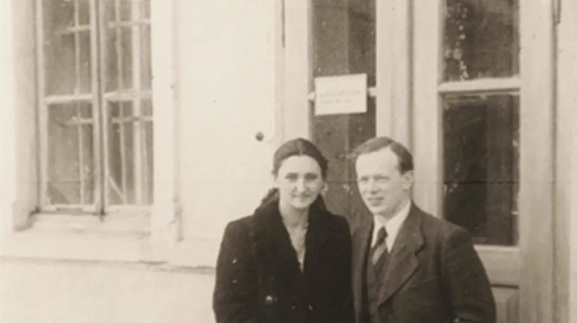 FOT. ZBIORY MUZEUM REGIONALNEGO W STALOWEJ WOLI. Eugeniusz Łazowski z żoną przed ambulatorium w Rozwadowie.