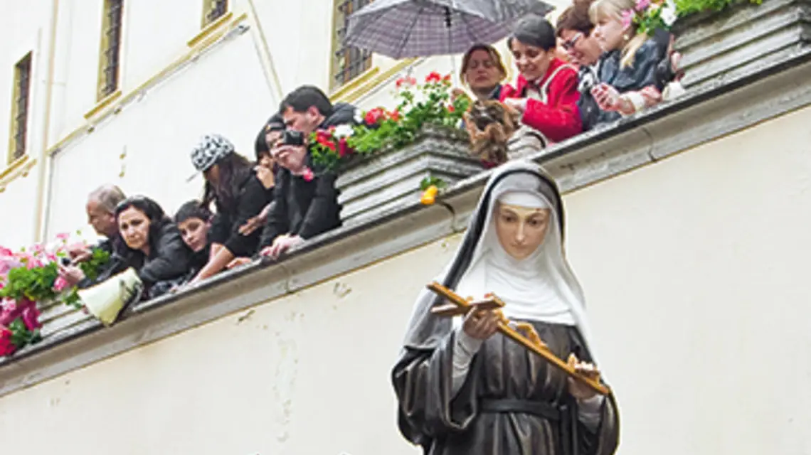 FOT. DOROTA NIEDŹWIECKA. W miejscowości Cascia we Włoszech znajduje się sanktuarium Św. Rity. Podczas uroczystości ku czci patronki w procescji są niesione reliwiei i figura.