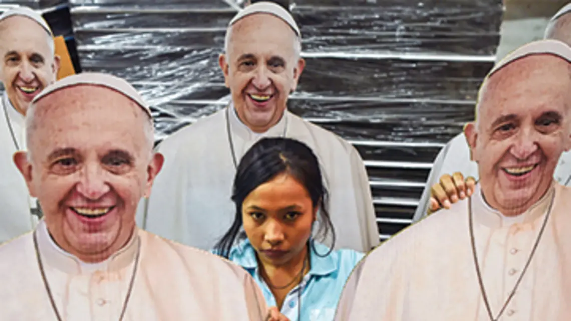 FOT. LUIS RABAYO/AFP-EASTNEWS. Druk materiałów promocyjnych na cieszącą się ogromnym zainteresowaniem Kolumbijczyków wizyte Papieża Franciszka. Cali, 15 sierpnia