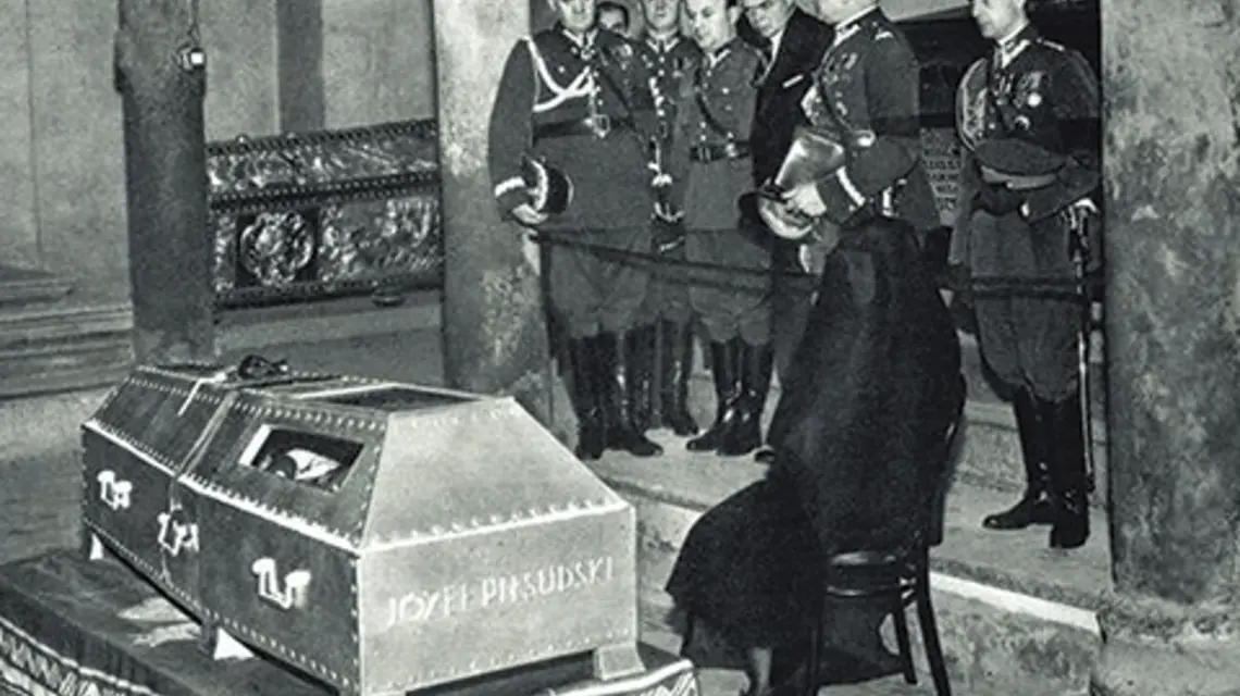 FOT.WWW.KRAKOW.FOTOPOLSKA.EU Trumna z ciałem marszałka Józefa Piłsudskiego w krypcie św. Leonarda na Wawelu. 18.05.1935 r.
