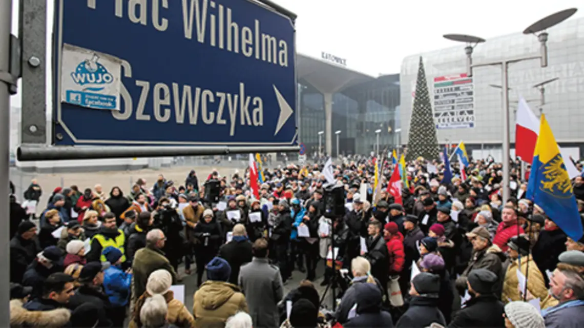 FOT. DOMINIK GAJDA/PAP. Mieszkańcy Katowic protestowali w grudniu przeciwko planowanej zmianie nazwy jednego z głównych placów - pl.Wilhelma Szewczyka.