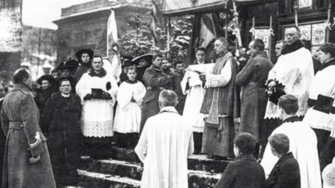 FOT. MUZEUM NIEPODLEGŁOŚCI/EAST NEWS Przysiega wojsk wielkopolskich 26.01.1919 r. Czytanie roty przysiegi przez ks. Stanisława Łukomskiego