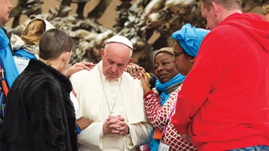 FOT. OSSERVATORE ROMANO/AFP-EAST NEWS. Papież podczas spotkania z bezdomnymi i ubogimi w listopadzie 2016 r.