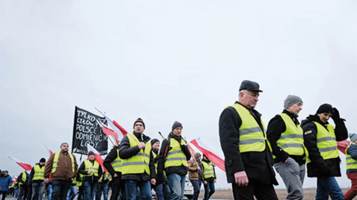 FOT. JAKUB KACZMARCZYK/PAP.„Żółte kamizelki” blokują drogę S11 między Kórnikiem a Środą Wielkopolską. W taki sposób rolnicy z całego kraju postanowili 28 stycznia zaprotestować .