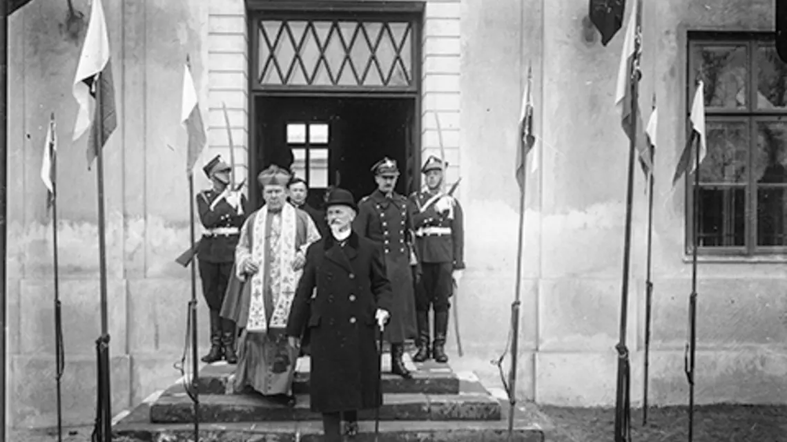 FOT. NAC. Prezydent Stanisław Wojciechowski ibiskup polowy Wojska Polskiego Stanisław Gall po poswieceniu koszar im. gen. Józefa Bema wWarszawie, kwiecien 1925 r.