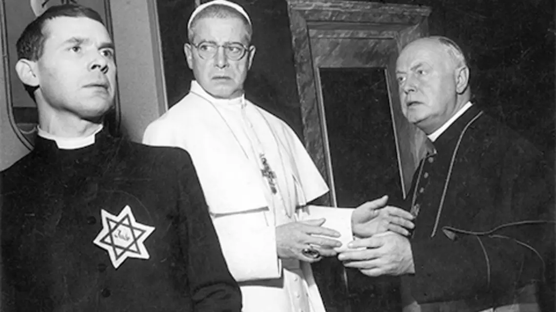 Dieter Borsche jako Pius XII w przedstawieniu Namiestnik, wystawianym w Berlinie w 1963 r. fot. Harry Croner/Getty Images