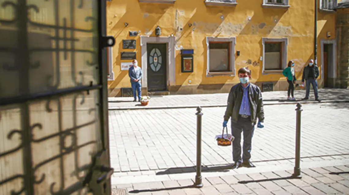 Wierni oczekujący na poświęcenie pokarmów przed greckokatolicką cerkwią pw. Podwyższenia Krzyża Świętego w Krakowie, kwiecień 2020 r. fot. Łukasz Gągulski/PAP