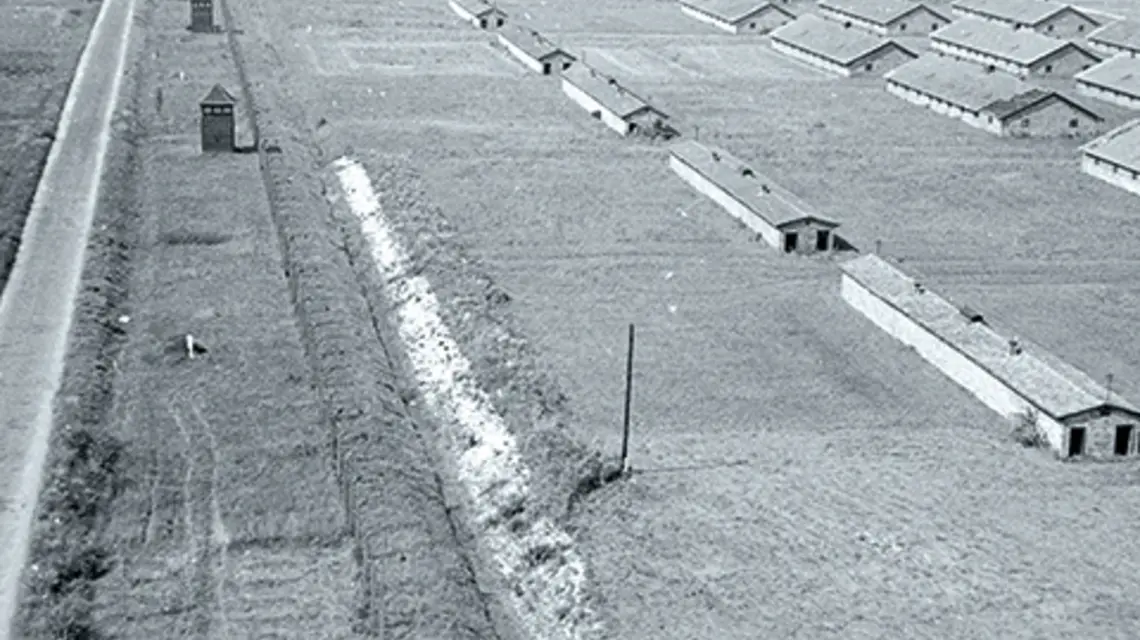 Widok z lotu ptaka na baraki byłego obozu koncentracyjnego Auschwitz-Birkenau. Z lewej wieże strażnicze, 1977 r. fot. Maciej Parzniewski/NAC