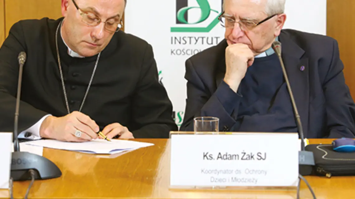  Abp Wojciech Polak i ks. Adam Żak SJ podczas 382. Zebrania Plenarnego fot. episkopatflickr.com