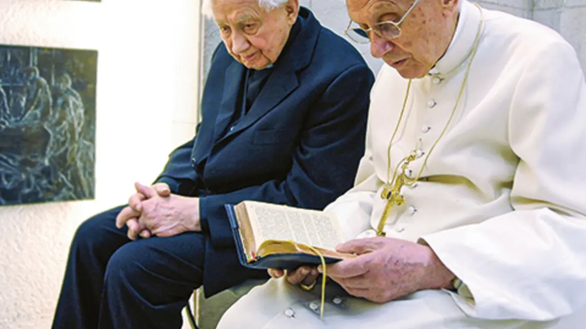 Bracia Ratzingerowie podczas spotkania w Watykanie w kwietniu 2012 r. Po tym jak Joseph został papieżem, Georg odwiedzał go kilka razy w roku fot. AP Photo-Osservatore/Romano East News