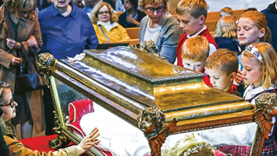 Odwiedzający kościół pw. św. Franciszka z Asyżu w Illinois modlą się przy relikwiach św. Marii Goretti. USA, 14 października 2015 r. | fot. TANNEN MAURY/PAP-EPA