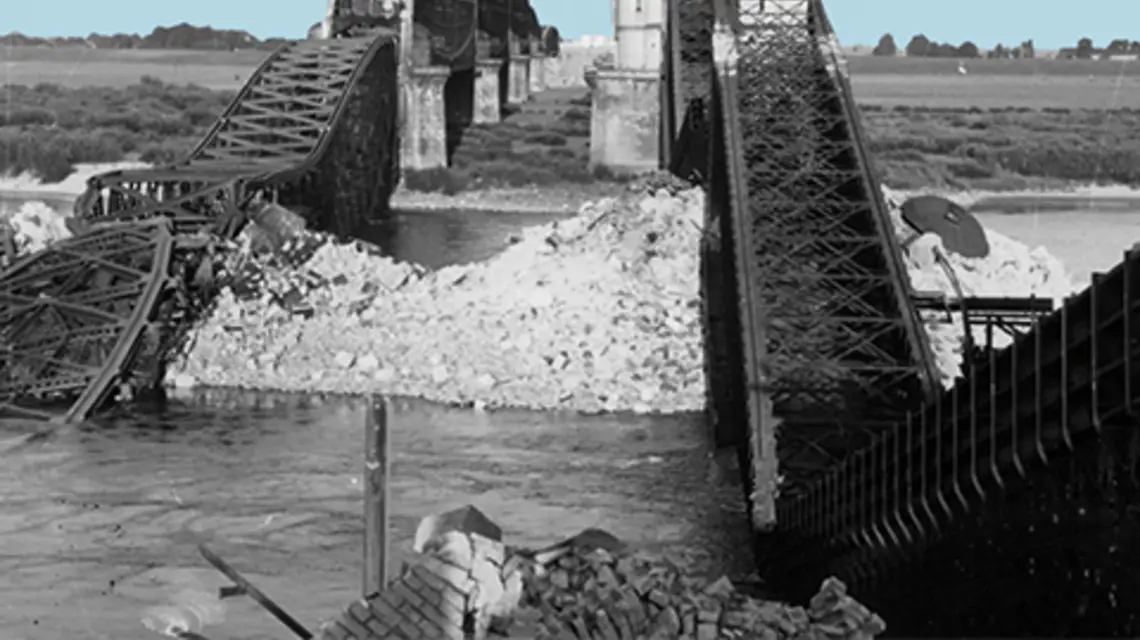Most na Wiśle pod Tczewem, wysadzony przez polskich saperów, we wrześniu 1939 r., w celu utrudnienia komunikacji niemieckiej miedzy Rzeszą a Prusami Wschodnimi fot. Wikipedia