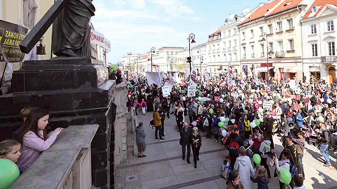 Zgromadzenia pod pomnikiem „Sursum corda” znajdującym się przed bazyliką Świętego Krzyża na Krakowskim Przedmieściu są częścią codziennego życia Warszawy fot. Paweł Supernak/PAP