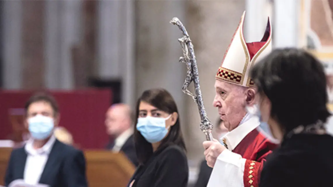 Ojciec Święty uczestniczy w Mszy Zesłania Ducha Świętego w bazylice św.  Piotra; Watykan, 31 maja, fot. Vatican Pool/Getty Images
