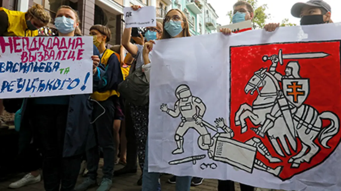 Tradycyjny herb Białorusi – Pogoń – przekształcano już podczas protestów nawet w wersje z kobietą na koniu fot. Barcroft Media-Contributor/Getty Images