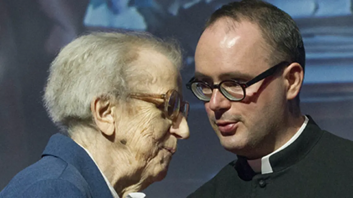 Józefa Hennelowa wręcza Medal św. Jerzego ks. Janowi Kaczkowskiemu za „zmagania ze złem i uparte budowanie dobra w życiu społecznym”. Kraków, kwiecień 2015 r. fot. Michał Walczak/PAP