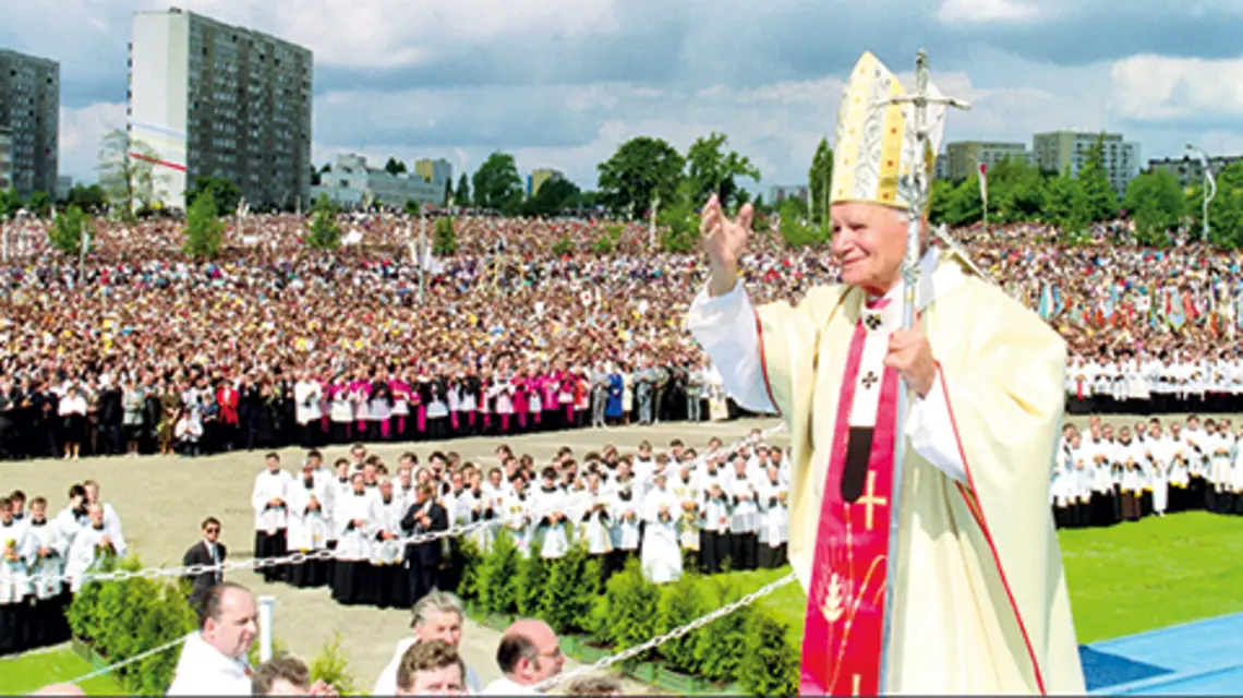 Jan Paweł II w Olsztynie w czerwcu 1991 r. Miesiąc wcześniej papież wydał encyklikę Centesimus annus fot. Janek Skarżyński/AFP/EAST NEWS