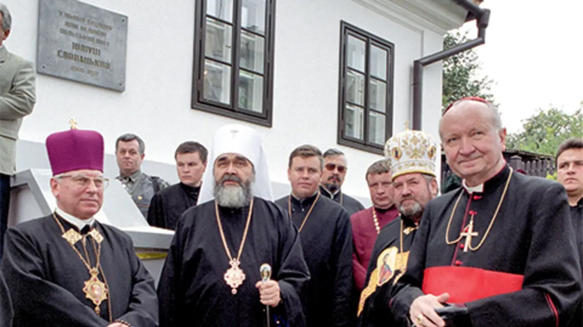 Kardynał Marian Jaworski oraz dostojnicy prawosławni na otwarciu Muzeum Juliusza Słowackiego w Krzemieńcu na Ukrainie, 2004 r. fot. Tomasz Wierzejski/FOTONOVA/East News