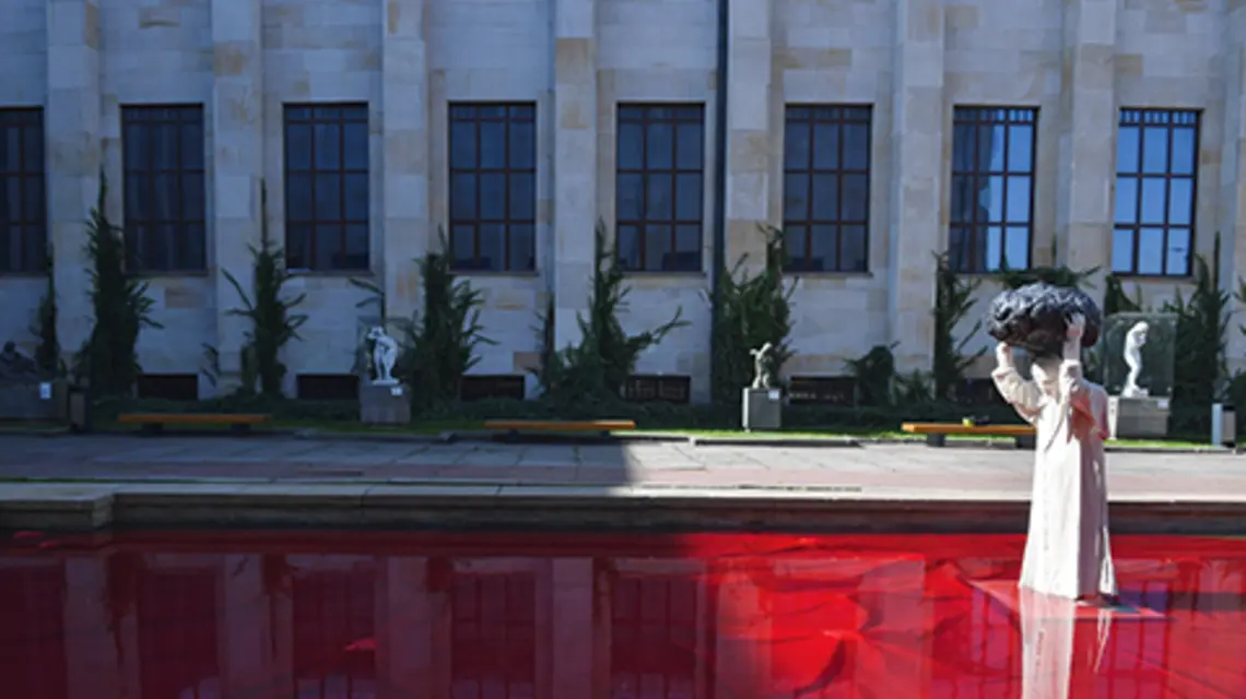 Rzeźba Zatrute źródło autorstwa Jerzego Kaliny na dziedzińcu Muzeum Narodowego w Warszawie, 23 września 2020 r. Dzieło powstało z okazji setnej rocznicy urodzin papieża JPII fot. Radek Pietruszka/PAP