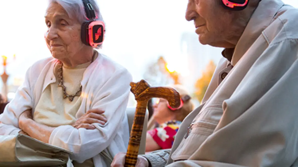 Seniorzy też potrafią iść z duchem czasu, na przykład biorąc udział w słuchowisku dokumentalnym w formie silent disco, jak to, które odbyło się w Warszawie w maju 2016 r. fot. Bartosz Krupa/East News