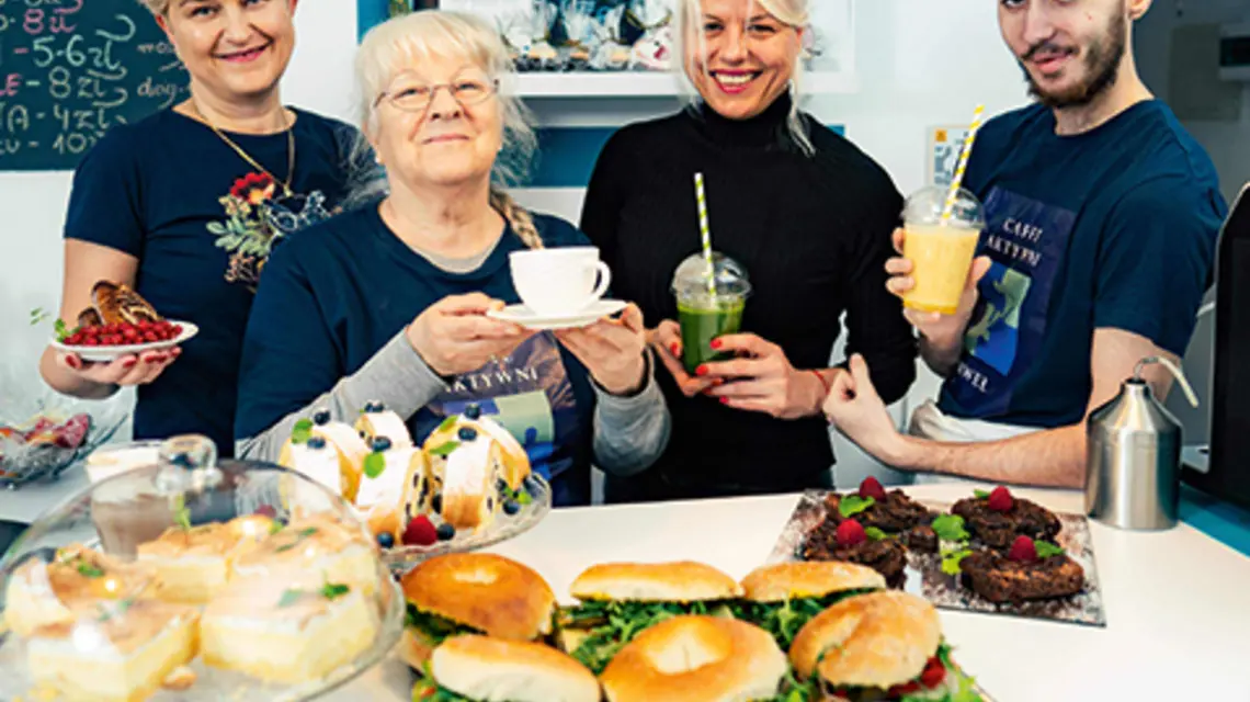  Integracja to przede wszystkim przestrzeń wzajemnego spotkania (na zdjęciu Jolanta Rychlik - druga po prawej wraz z pracownikami Caffe Aktywni) fot. Archiwum Caffe Aktywni