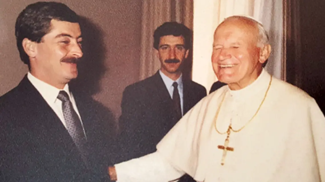 Jan Paweł II ze swoim aniołem stróżem Valentinem Pincim. Właśnie „wyga­dał się” na temat ich tajnej wyprawy w góry… fot. archiwum prywatne Valentina Pinciego 