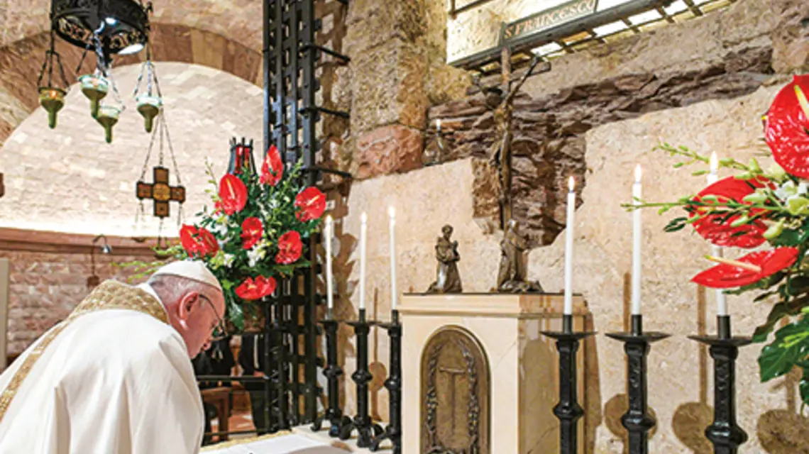 Papież Franciszek podpisał 3 października nową encyklikę na temat braterstwa międzyludzkiego zatytułowaną Fratelli tutti. Uczynił to po odprawieniu Mszy w Asyżu fot. HANDOUT/AFP/East News