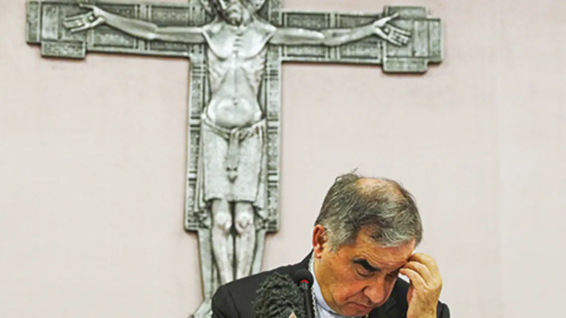 Kard. Giovanni Angelo Becciu podczas konferencji prasowej, na której opowiedział o swojej rozmowie z papieżem. „Już ci nie ufam” – miał usłyszeć od Franciszka fot. Gregorio Borgia/AP Photo/East News
