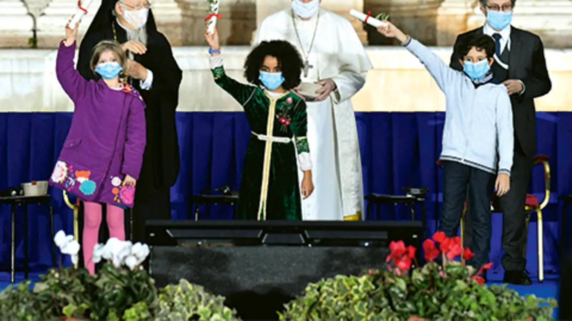 Papież Franciszek i patriarcha Kościoła prawosławnego Bartłomiej I podczas modlitwy o pokój „Nikt nie jest zbawiony sam – pokój i braterstwo" fot. fot. VATICAN MEDIA/PAP-EPA
