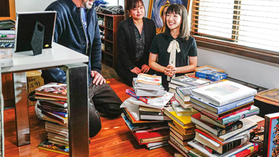 Według Marie Kondo gruntowne sprzątanie to niezbędny warunek do rozpoczęcia nowego etapu życia fot. Randy Holmes/Getty Images