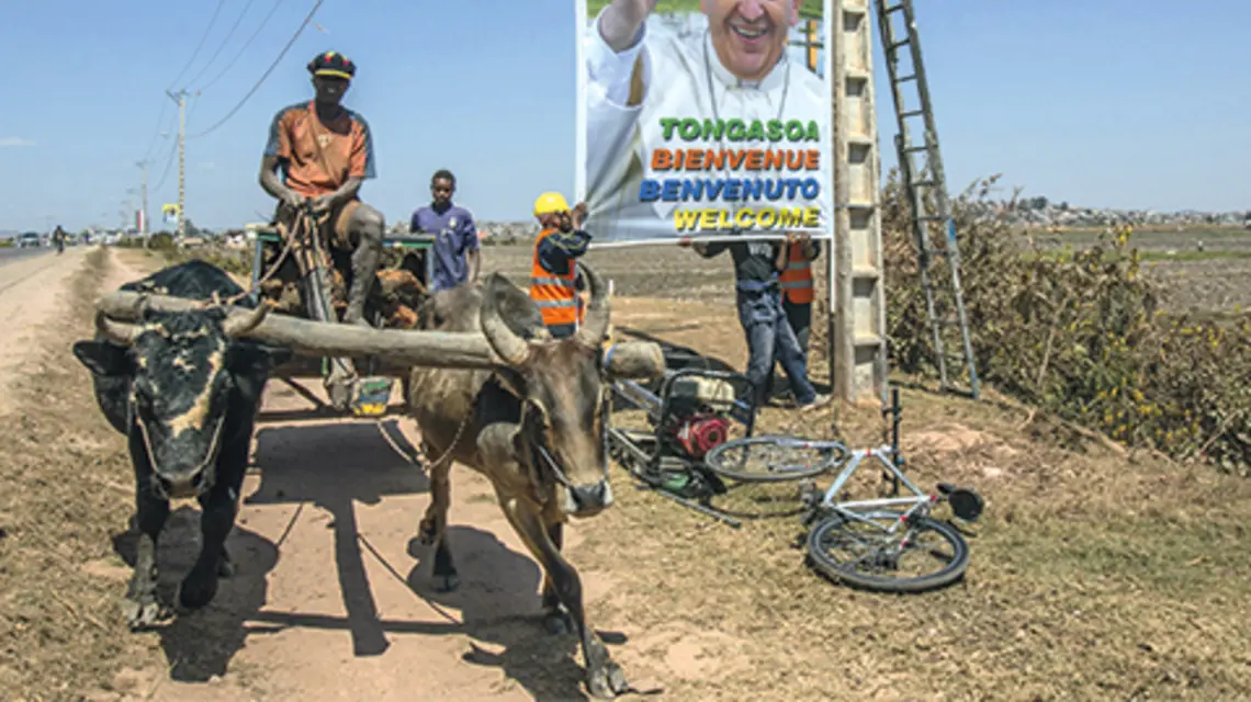 Mieszkańcy Madagaskaru, jednego z najbiedniejszych krajów na świecie, w oczekiwaniu na papieża we wrześniu ubiegłego roku fot. Alexander Joe /Associated Press/East News