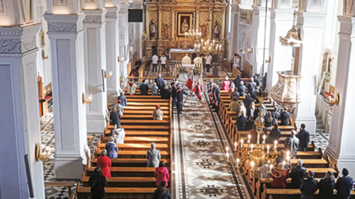 Msza św. w kościele Świętych Apostołów Piotra i Pawła w Suchowoli z okazji 36. rocznicy męczeńskiej śmierci błogosławionego ks. Jerzego Popiełuszki; 25 października br. fot. Artur Reszko/PAP
