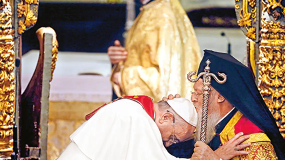 Patriarcha Konstantynopola Bartłomiej I całuje papieża Franciszka w czasie Mszy św. w katolickiej katedrze Ducha Świętego w Stambule, fot. Grzegorz GaŁązka/Mondadori-Getty Images