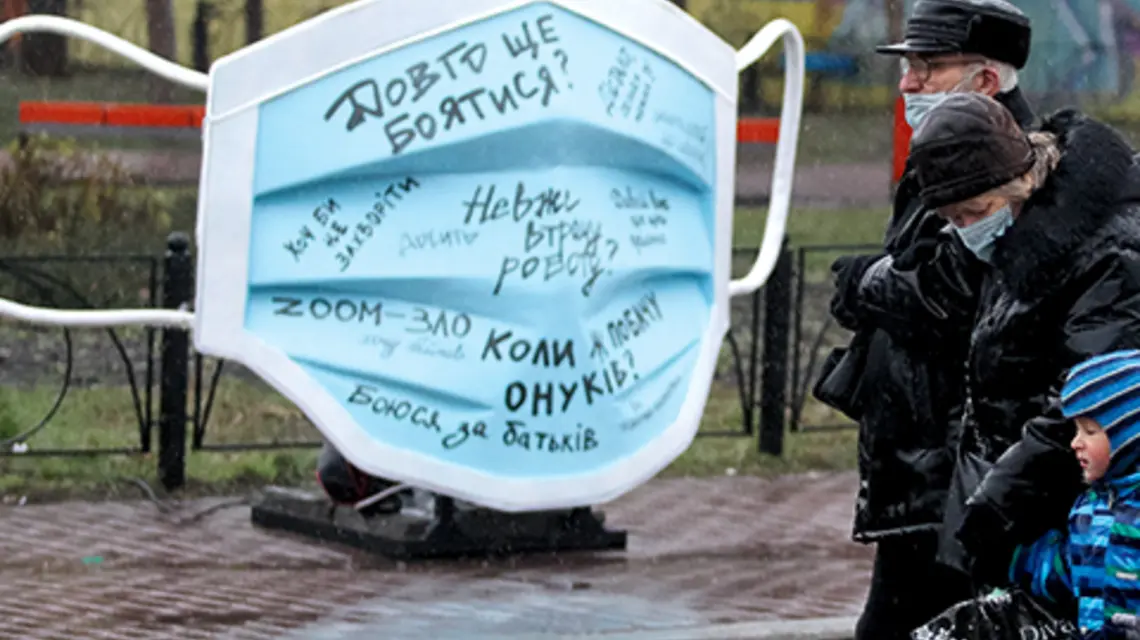 Na zdjęciu: projekt artystyczny zwracający uwagę na potrzebę dbania o siebie w czasie pandemii fot. Pavlo Gonchar/SOPA Images-LightRocket- Getty Images