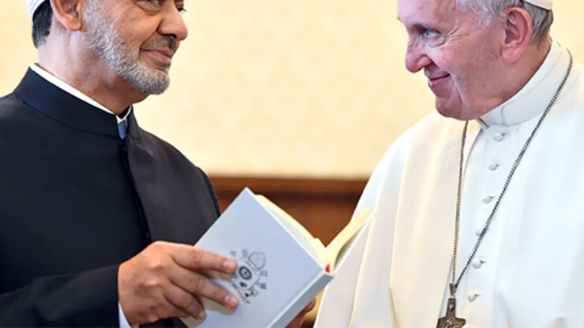 Pierwsze spotkanie Ahmeda Muhammada Al-Tayyiba, wielkiego imama Al-Azharu i największego autorytetu sunnickiego islamu, i papieża Franciszka w Watykanie, maj 2016 r.