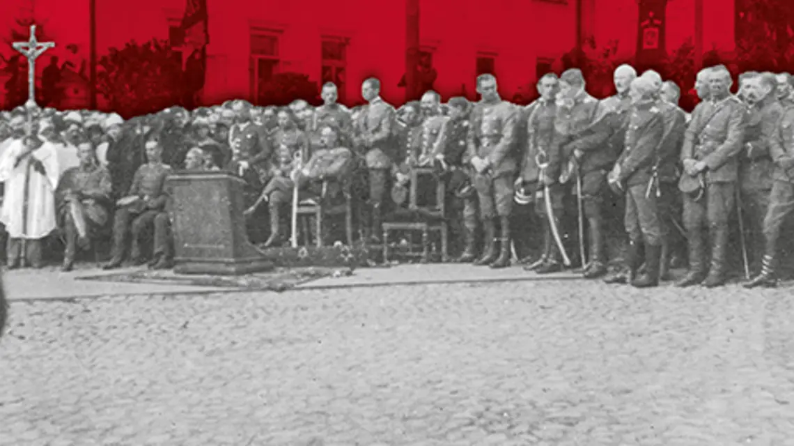 Msza polowa odprawiona na Wysokim Rynku, przy Kolegium Jezuitów w Mińsku Litewskim we wrześniu 1919 r. Naczelnik Państwa Józef Piłsudski siedzi na podwyższeniu fot. NAC