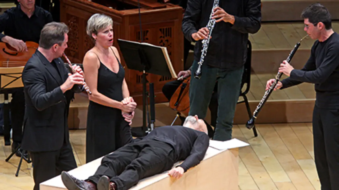 Sir Simon Rattle przełożył na współczesny język sceniczny obie znane nam dziś pasje Bacha. Motyw Męki Pańskiej skłania do refleksji nad cierpieniem i kondycją człowieka fot. Hiroyuki Ito/Getty Images