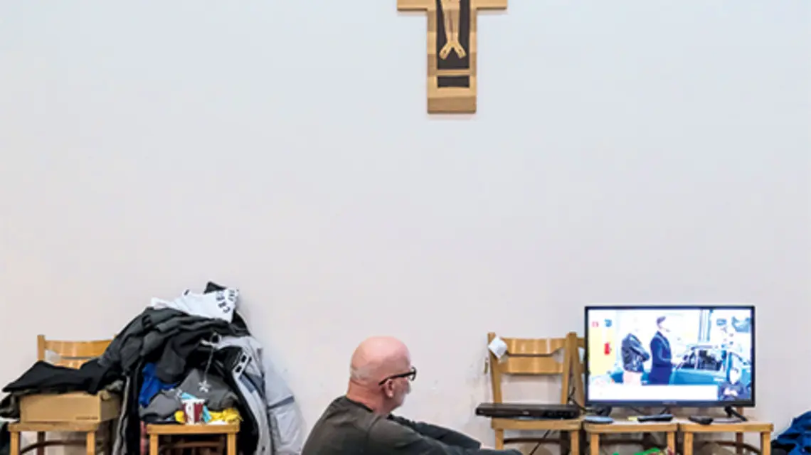 Proboszcz Slawomir Bar CM urządził w kaplicy bydgoskiej bazyliki św. Wincentego à Paulo noclegownię i ogrzewalnię dla bezdomnych, grudzień 2020 r. fot. Adam Juszkiewicz/REPORTER