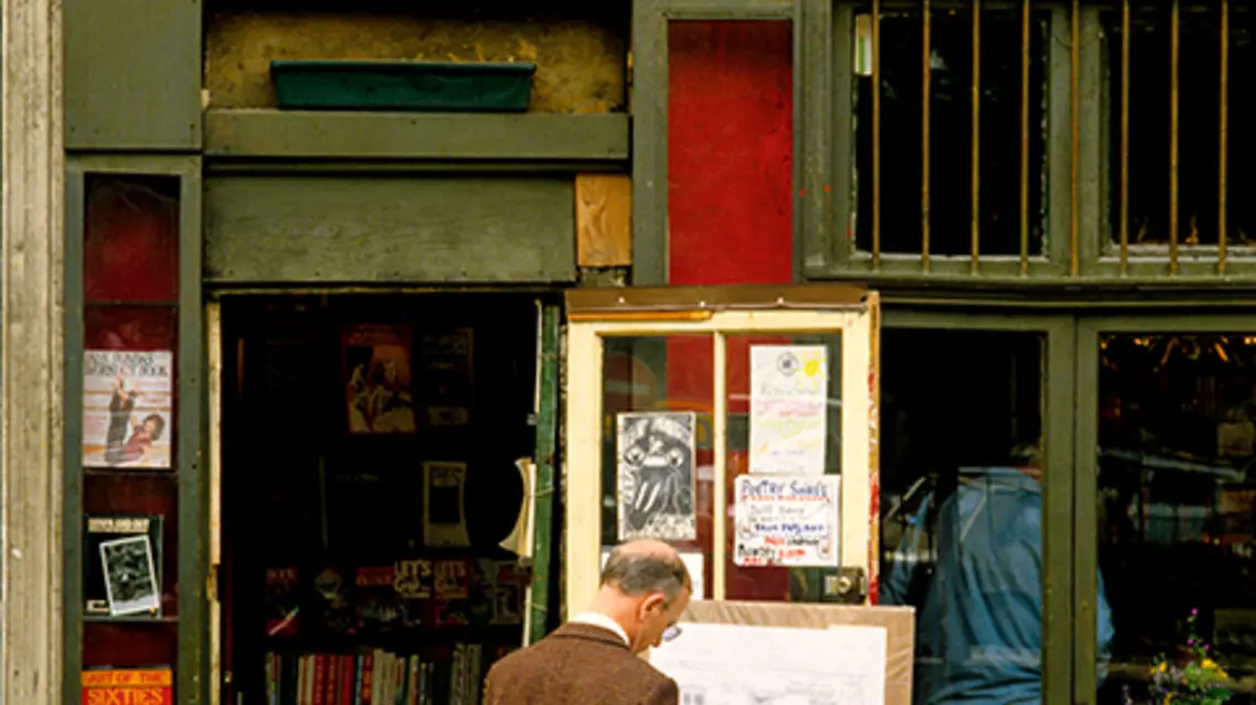 Księgarnia Shakespeare & Company w Paryżu, zdjęcie zostało wykonane w 1987 r. fot. Soltan Frédéric/Sygma/Getty Images