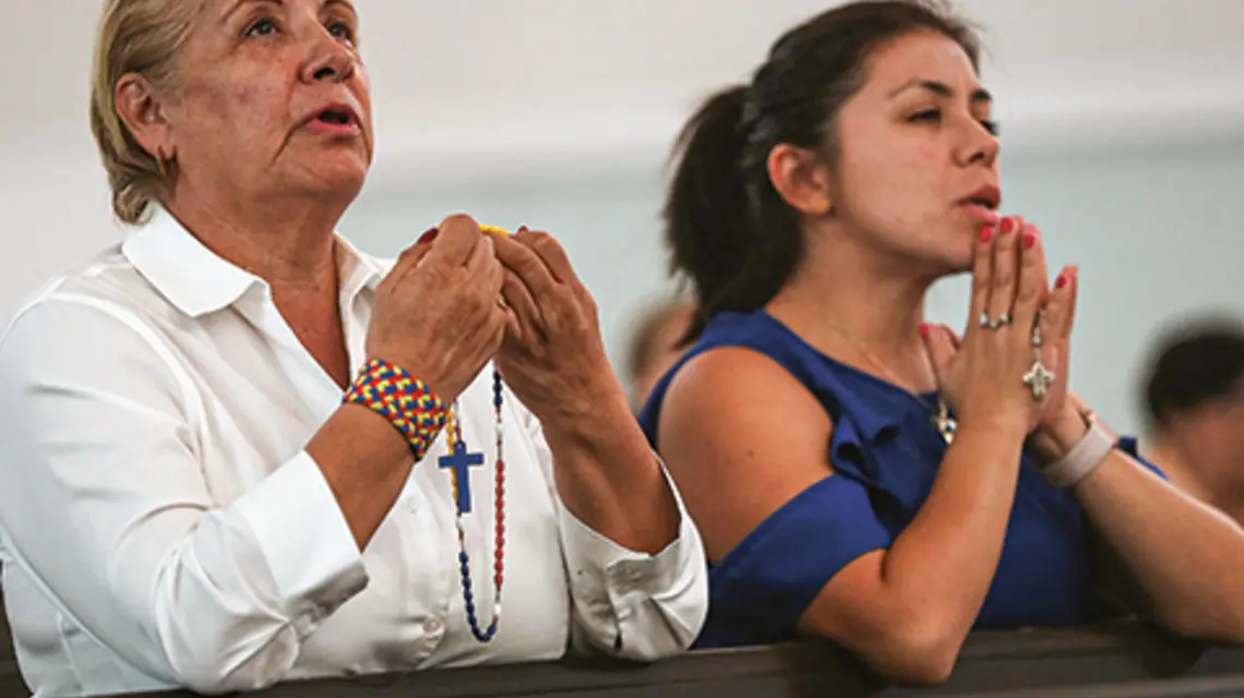Modlitwa różańcowa w kościele Matki Bożej z Guadalupe w Doral na Florydzie, 2019 r. fot. Joe Raedle/Getty Images